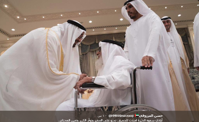 الشيخ محمد بن زايد يلبي رغبة طفلة أرادت التقاط صورة سيلفي معه