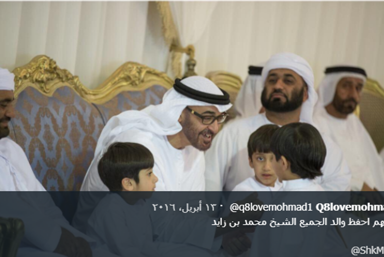 الشيخ محمد بن زايد يلبي رغبة طفلة أرادت التقاط صورة سيلفي معه
