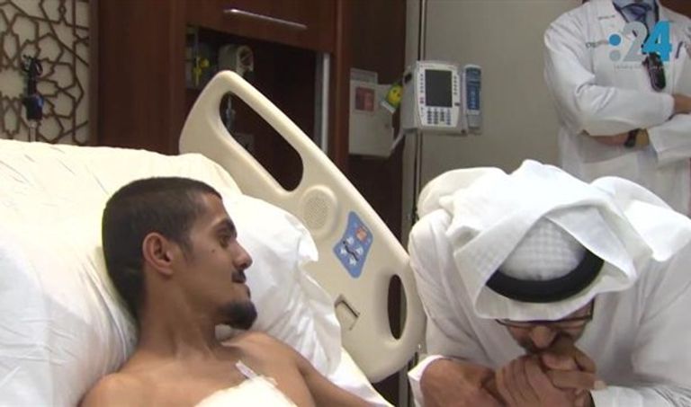 الشيخ محمد بن زايد يلبي رغبة طفلة أرادت التقاط صورة سيلفي معه