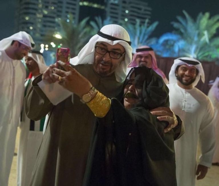 الشيخ محمد بن زايد يلبي رغبة طفلة أرادت التقاط صورة سيلفي معه