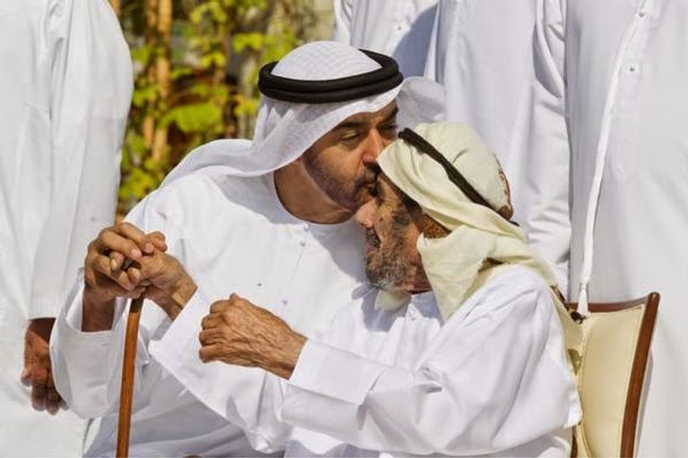 الشيخ محمد بن زايد يلبي رغبة طفلة أرادت التقاط صورة سيلفي معه