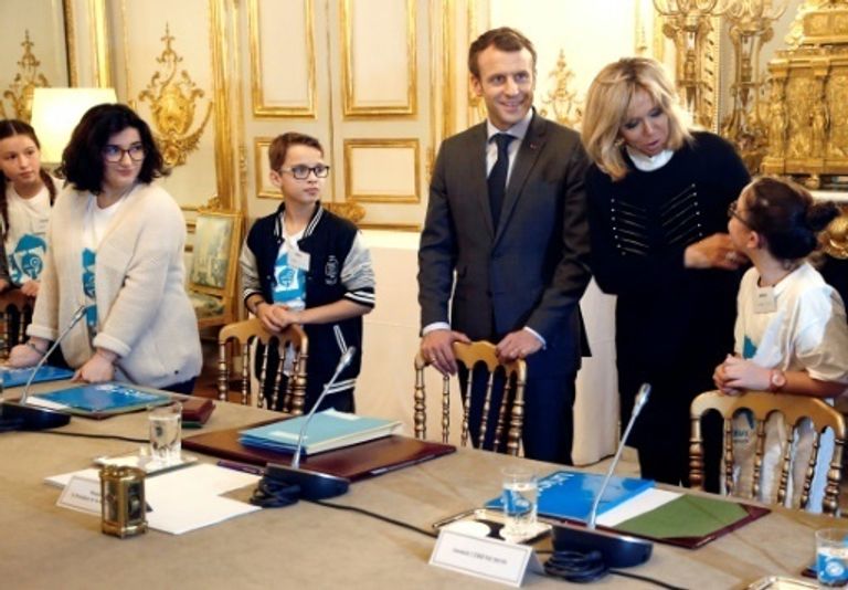 الأطفال في اجتماع مجلس الوزراء مع ماكرون