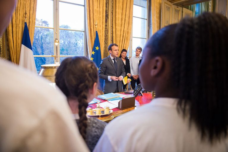 الأطفال في اجتماع مجلس الوزراء مع ماكرون