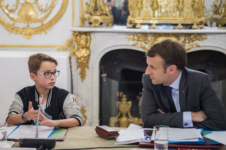 الأطفال في اجتماع مجلس الوزراء مع ماكرون