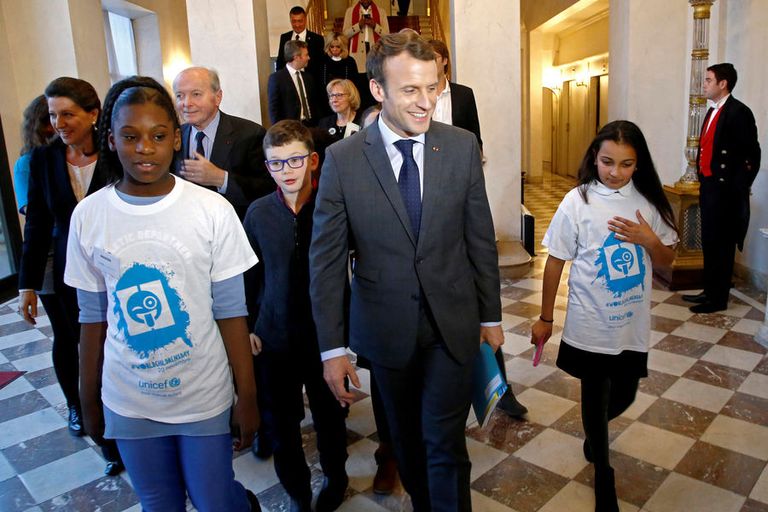 الأطفال في اجتماع مجلس الوزراء مع ماكرون