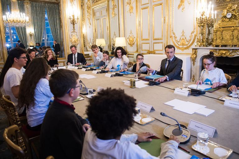 الأطفال في اجتماع مجلس الوزراء مع ماكرون