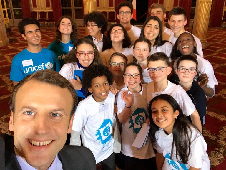 الأطفال في اجتماع مجلس الوزراء مع ماكرون