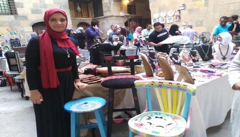 مريم خلال مشاركتها في أحد معارض الحرف اليدوية بمصر