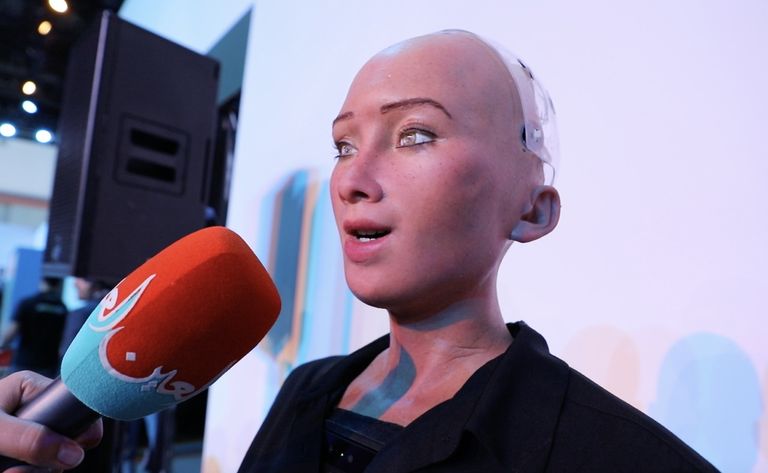الروبوت صوفيا خلال مشاركتها في قمة المعرفة في دبي