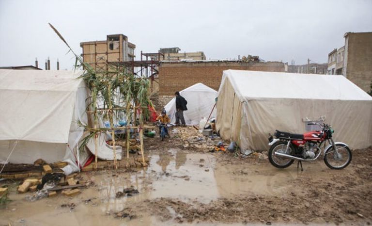 أحد المتضررين من زلزال إيران