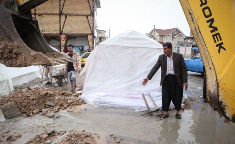 أحد المتضررين من زلزال إيران