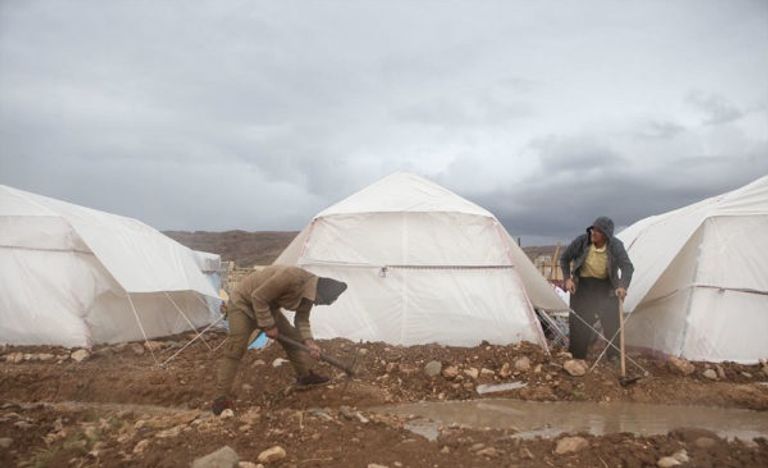 أحد المتضررين من زلزال إيران