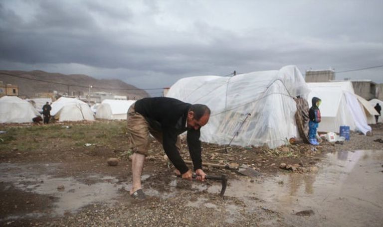 أحد المتضررين من زلزال إيران