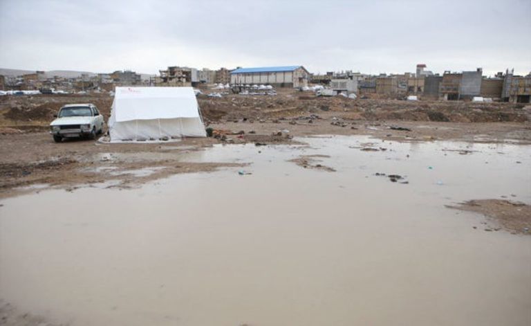 أحد المتضررين من زلزال إيران