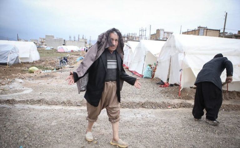 أحد المتضررين من زلزال إيران