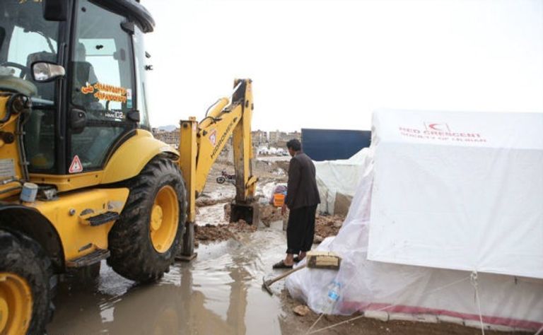 أحد المتضررين من زلزال إيران