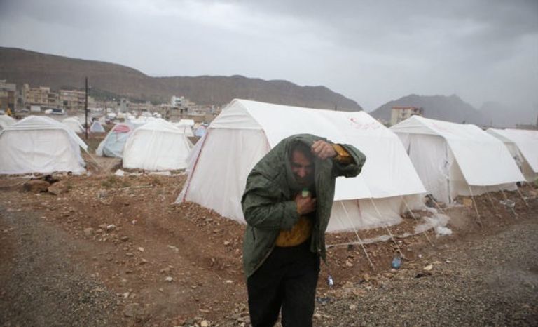 أحد المتضررين من زلزال إيران