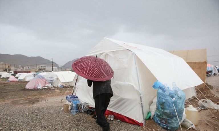 أحد المتضررين من زلزال إيران