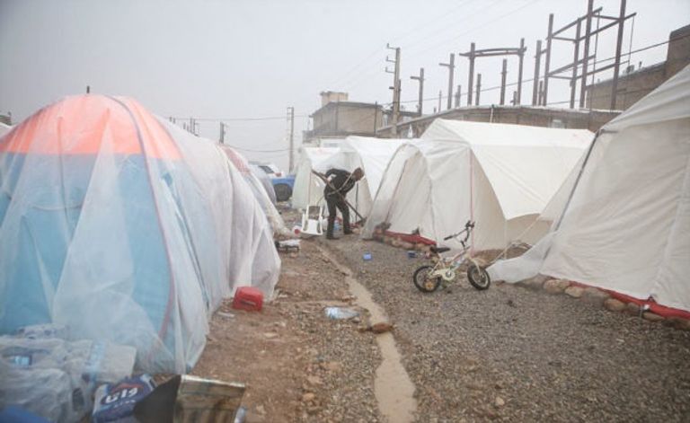 أحد المتضررين من زلزال إيران