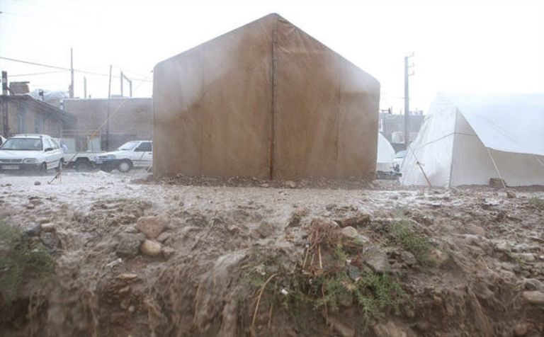 أحد المتضررين من زلزال إيران