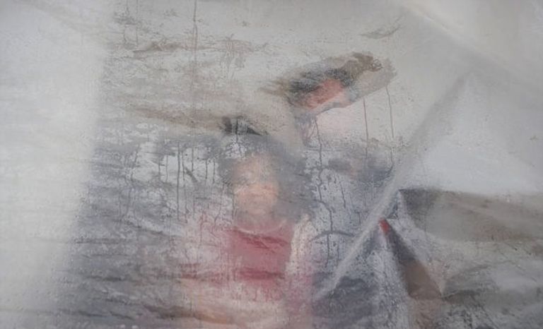 أحد المتضررين من زلزال إيران