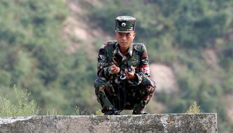 جندي كوري جنوبي يراقب الحدود مع كوريا الشمالية - رويترز