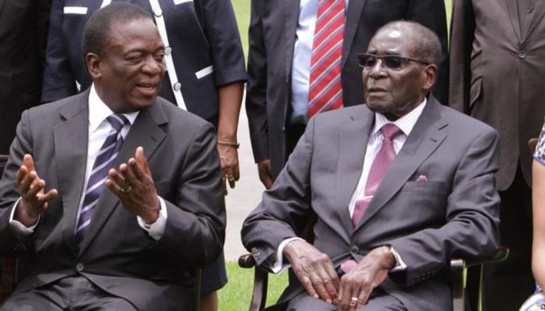 إيمرسون منانجاجوا بجانب الرئيس السابق لزيمبابوي موجابي