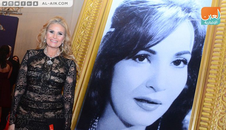 يسرا تطبع قبلة على صورة شادية