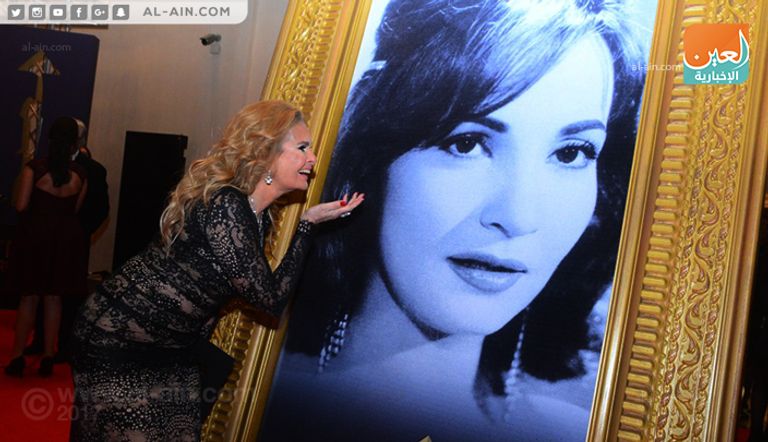 يسرا تطبع قبلة على صورة شادية