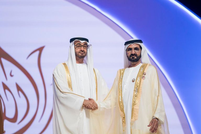 الشيخ محمد بن راشد يتسلم الوسام من الشيخ محمد بن زايد