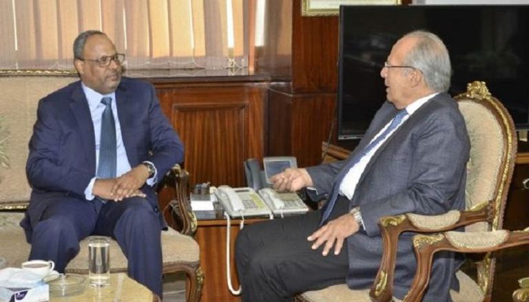 سفير الإمارات لدى القاهرة خلال لقائه مع وزير التنمية المحلية المصري