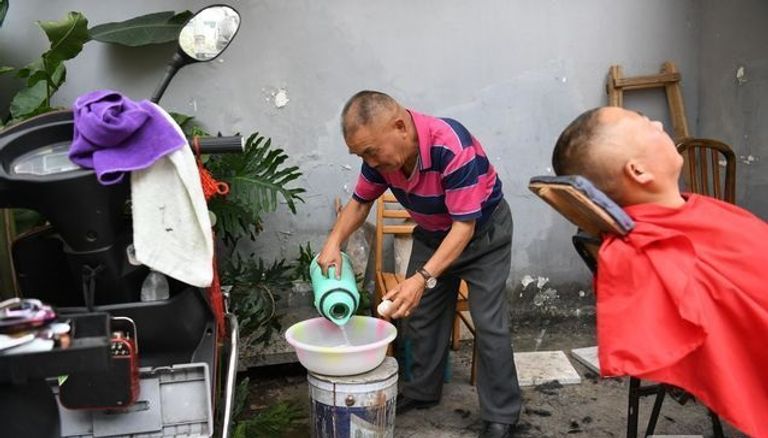 تنظيف مقلة العين بشفرات الحلاقة