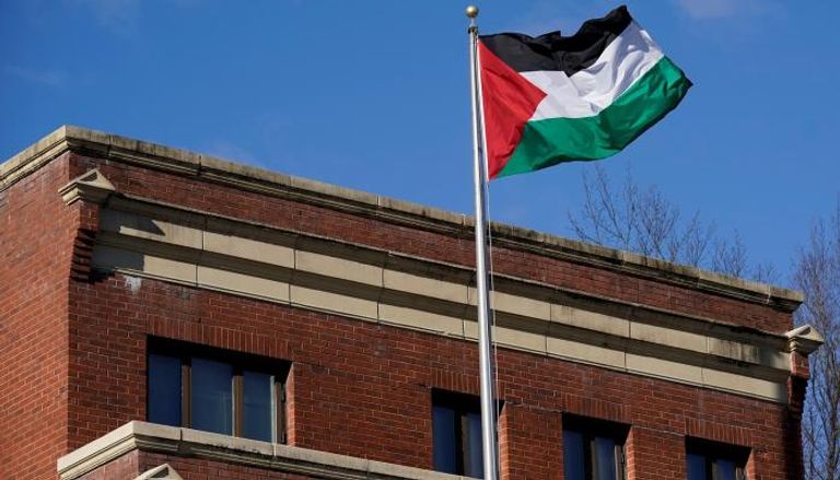 علم فلسطين في مقر منظمة التحرير الفلسطينية بواشنطن (رويترز)