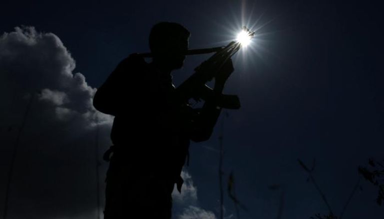 أحد الجنود يحرس موقعا في محافظة القنيطرة السورية (رويترز)