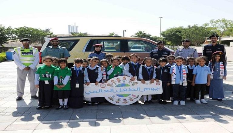 شرطة أبوظبي مع الأطفال
