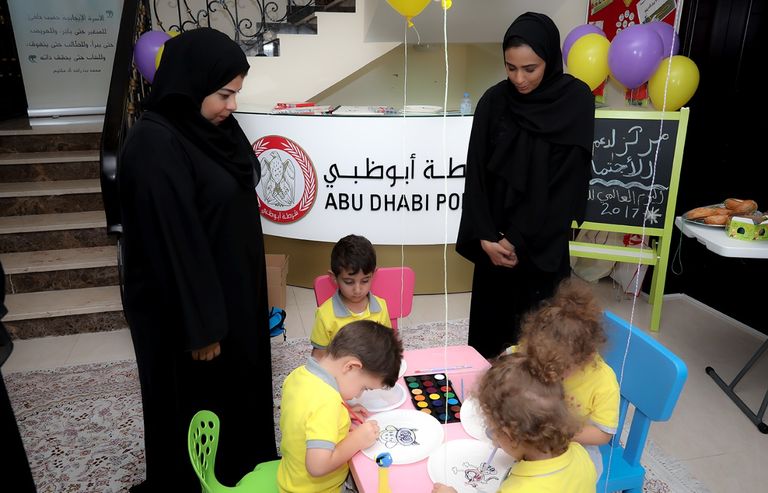 شرطة أبوظبي مع الأطفال
