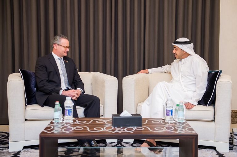الشيخ عبدالله بن زايد آل نهيان أثناء توقيع مذكرة التفاهم