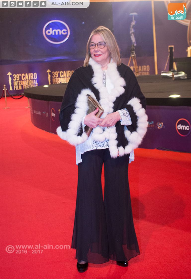 نجمات يتألقن باللون الأسود