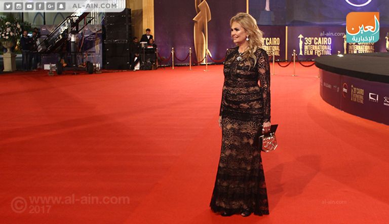 نجمات يتألقن باللون الأسود