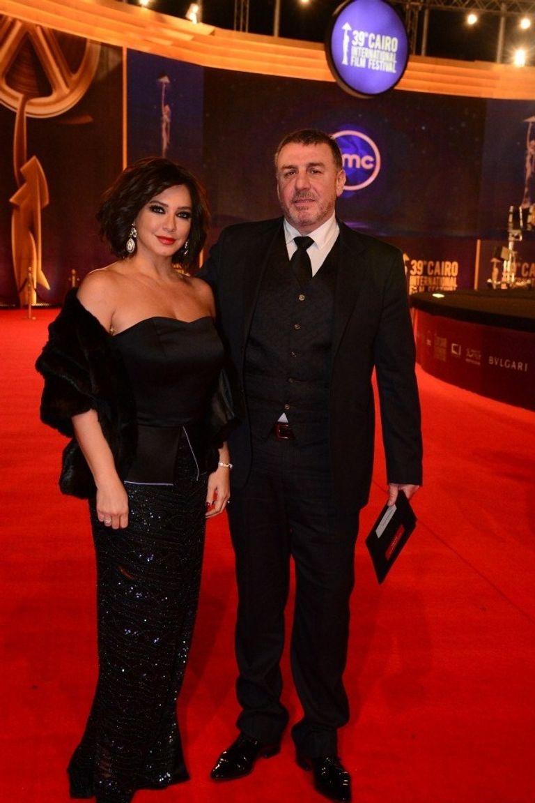 نجمات يتألقن باللون الأسود