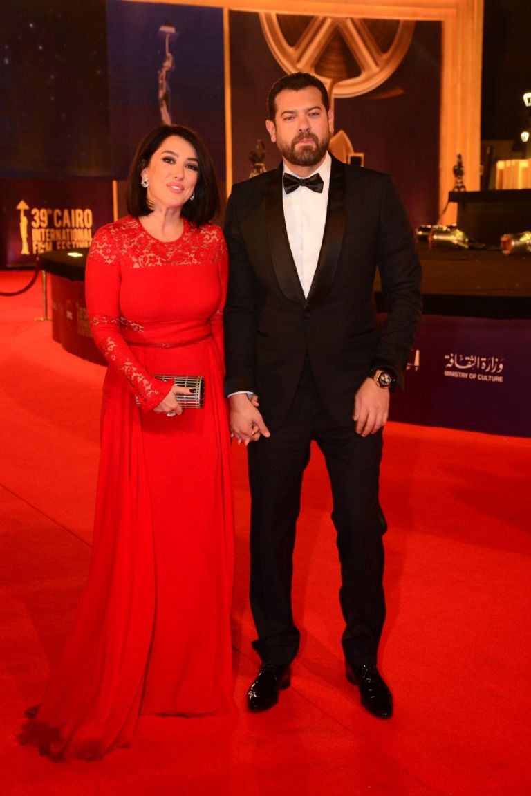 نجمات يتألقن باللون الأسود