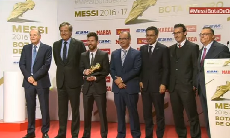 ميسي يتوج بجائزة الحذاء الذهبي