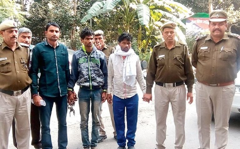 رجلان يخطفان فتاة ويتواصلان مع الشرطة عن طريق الخطأ لبيعها