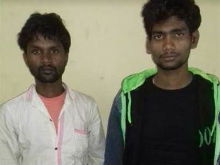 رجلان يخطفان فتاة ويتواصلان مع الشرطة عن طريق الخطأ لبيعها