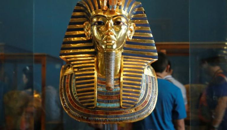 قناع توت عنخ آمون داخل المتحف المصري