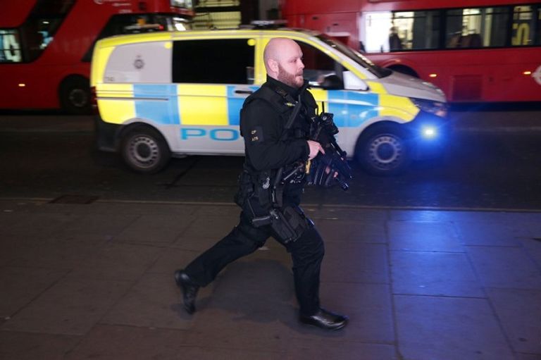 الشرطة البريطانية في موقع الحادث