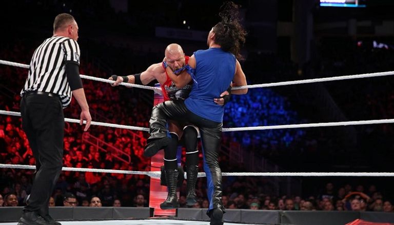 تربل إتش يرفع يد برون سترومان بعد الفوز