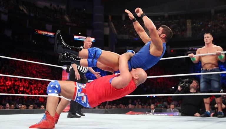 تربل إتش يرفع يد برون سترومان بعد الفوز