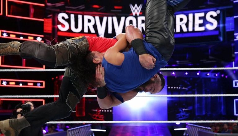 تربل إتش يرفع يد برون سترومان بعد الفوز