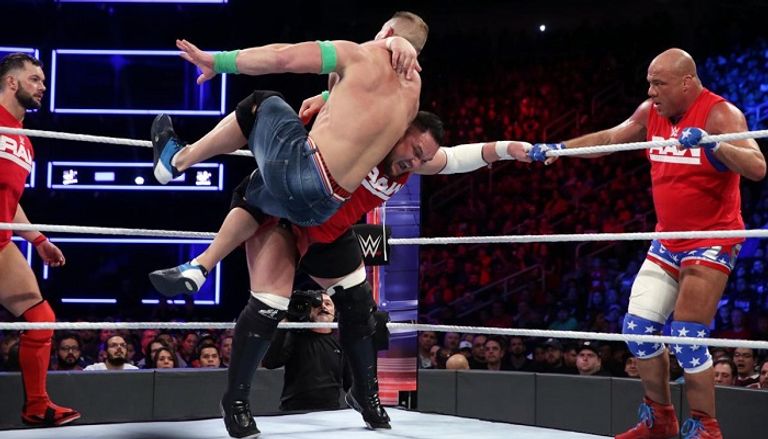 تربل إتش يرفع يد برون سترومان بعد الفوز